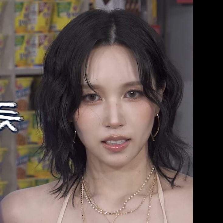 ritasmochi's tweet image. I need her to know that we want her with short hair at Lollapalooza!!!
Mina leave the extensions at home !!!