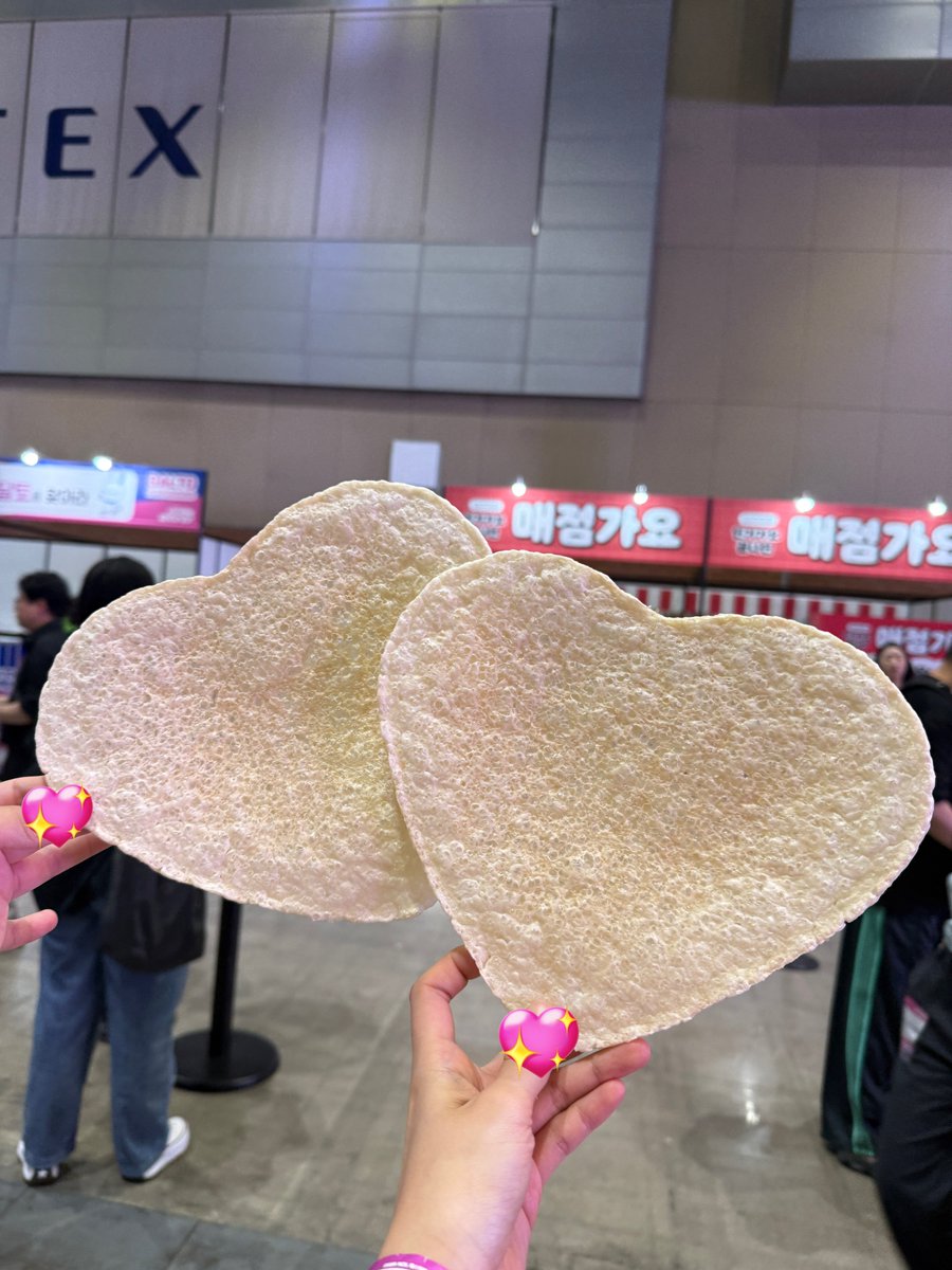onyours__uring's tweet image. 가요대전에서 인기가요 하트 뻥튀기 팔아ㅋㅋㅋ