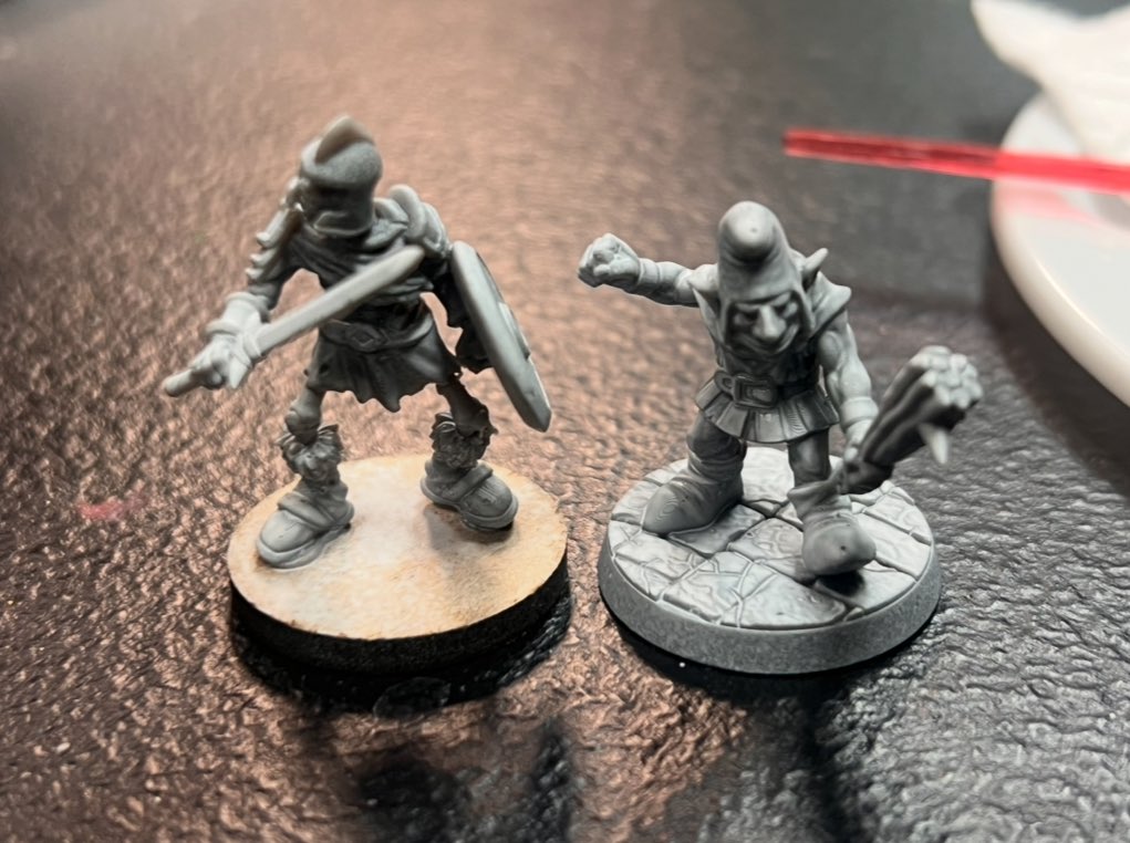 ackerlyyyyy's tweet image. painting minis :3