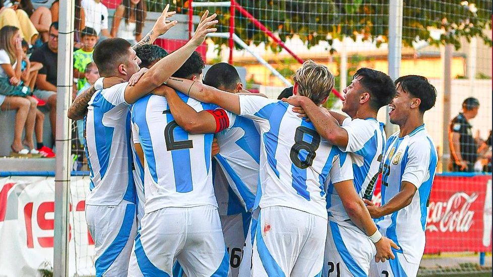 MundoAlbicelest's tweet image. Argentina U17 win 3-0 vs. ADH Brazil to close group stage with perfect record in L’Alcúdia. mundoalbiceleste.com/2025/07/25/arg… Via @OsvaldoGodoy_01.
