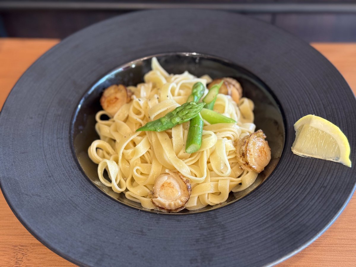 【ホタテとアスパラガスのペペロンチーノパスタ】
プリッとホタテと旬のアスパラガスをニンニクと唐辛子で炒め、仕上げにレモンを一絞り🍋
イタリアサントーロのオリーブオイルがふんわり香る
夏に嬉しい元気が出るパスタです♪