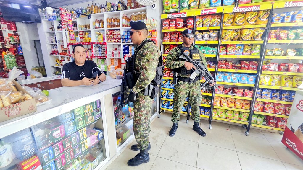 Ejercito_Div1's tweet image. En el sector Equidad de Santa Marta, #Magdalena, el @GaulaMilitares de la #SegundaBrigada llevó a cabo una campaña de prevención contra la extorsión y el secuestro, enmarcada en la iniciativa 📣#YoNoPagoYoDenuncio.
🚨 Se reitera el llamado a la ciudadanía para que confíe en la…