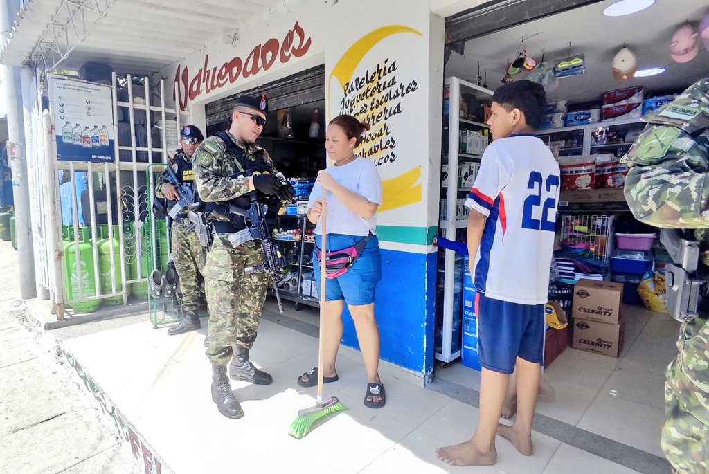 Ejercito_Div1's tweet image. En el sector Equidad de Santa Marta, #Magdalena, el @GaulaMilitares de la #SegundaBrigada llevó a cabo una campaña de prevención contra la extorsión y el secuestro, enmarcada en la iniciativa 📣#YoNoPagoYoDenuncio.
🚨 Se reitera el llamado a la ciudadanía para que confíe en la…