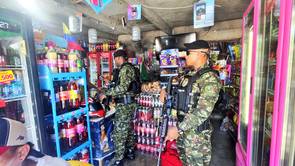 Ejercito_Div1's tweet image. En el sector Equidad de Santa Marta, #Magdalena, el @GaulaMilitares de la #SegundaBrigada llevó a cabo una campaña de prevención contra la extorsión y el secuestro, enmarcada en la iniciativa 📣#YoNoPagoYoDenuncio.
🚨 Se reitera el llamado a la ciudadanía para que confíe en la…