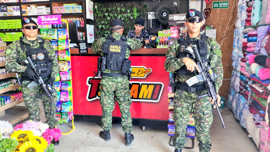 Ejercito_Div1's tweet image. En el sector Equidad de Santa Marta, #Magdalena, el @GaulaMilitares de la #SegundaBrigada llevó a cabo una campaña de prevención contra la extorsión y el secuestro, enmarcada en la iniciativa 📣#YoNoPagoYoDenuncio.
🚨 Se reitera el llamado a la ciudadanía para que confíe en la…