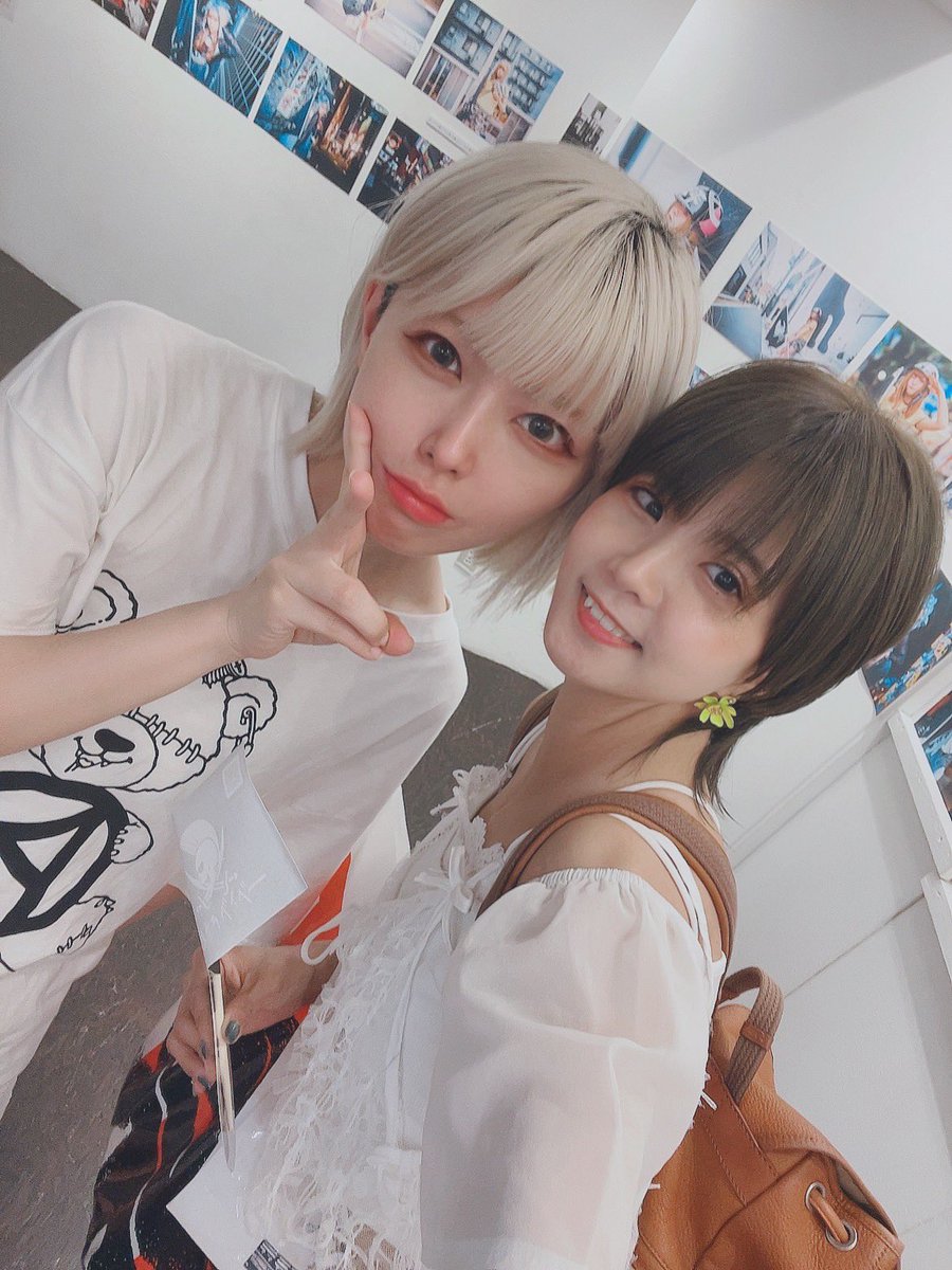 yume9230's tweet image. 昨夕← →今朝5:00
昨日は、展示見に行ったらあめちゃんに会えました❣️アユムさんの作品はカッコ良くて見応えがあって、空間作りも凝ってて素晴らしかった✨…