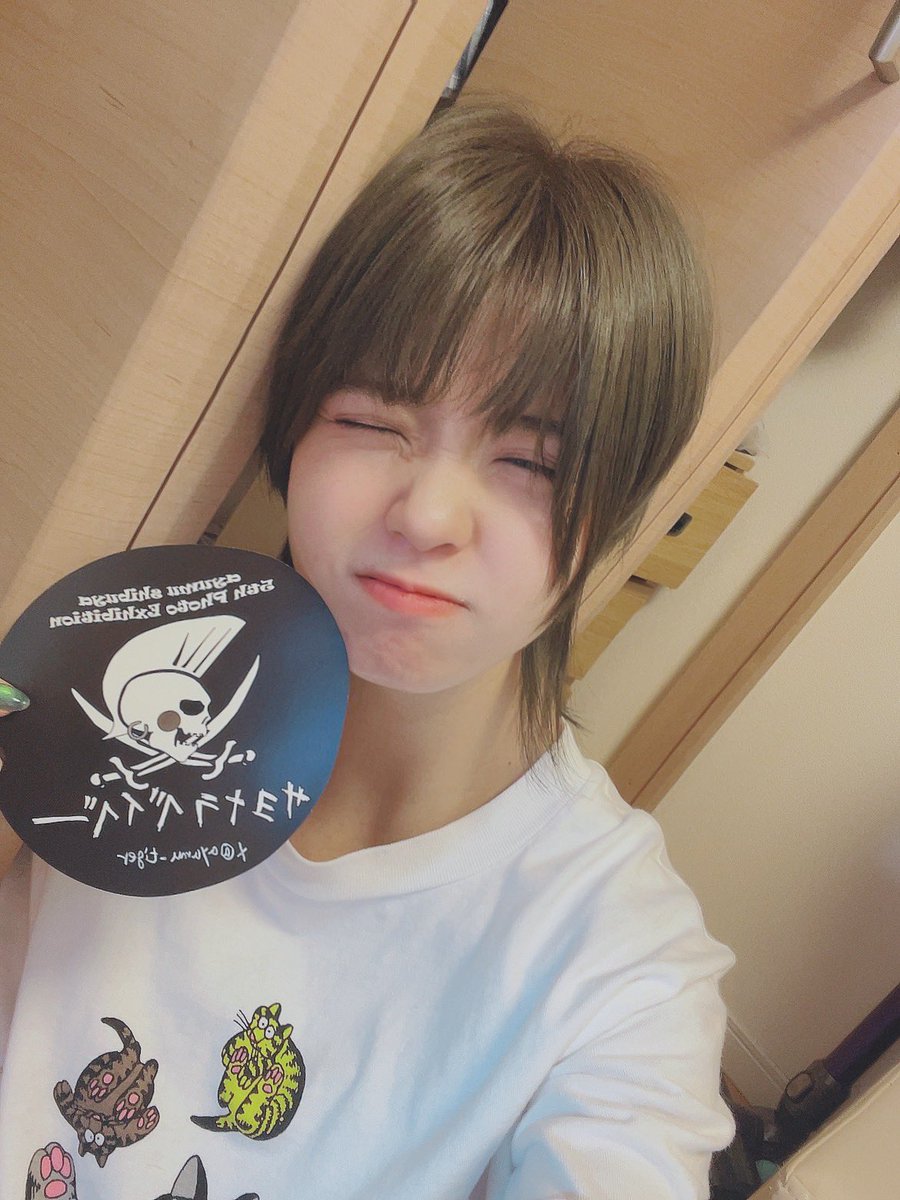 yume9230's tweet image. 昨夕← →今朝5:00
昨日は、展示見に行ったらあめちゃんに会えました❣️アユムさんの作品はカッコ良くて見応えがあって、空間作りも凝ってて素晴らしかった✨…