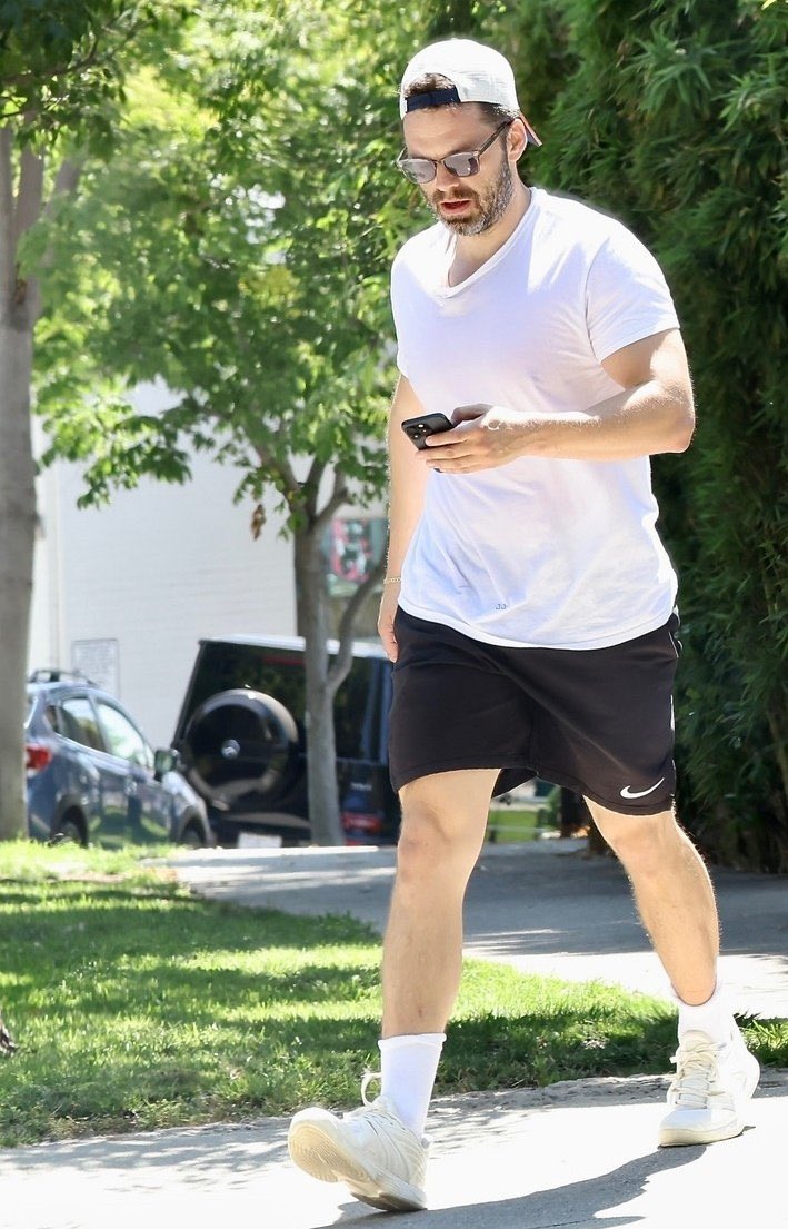 yappinbich4life's tweet image. not to defend a man or anything but I deadass think he’s on his phone in pap pics so often cause his anxious ass doesn’t know what else to do alone in public. he’s prolly on the calculator app or sum