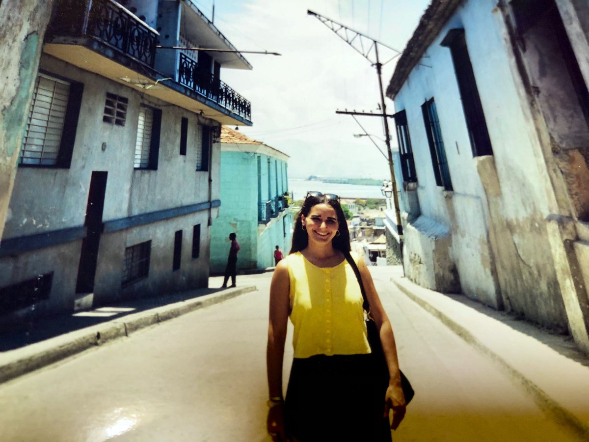 Muchas felicidades Santiago de Cuba y su pueblo heroico siempre! En este 510 aniversario de la bellísima, cubana y  caribeña Santiago de Cuba busco fotos del baúl de los inolvidables recuerdos cuando la conocí deslumbrada en 1998.