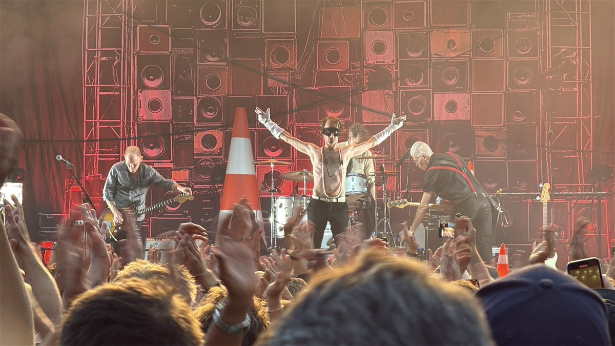 EmemLi's tweet image. Det var för jävla trevligt att va i Helsingborg i kväll för att se både Bob Hund och Thåström. Herrejävlar vad jag saknar den här staden, ibland.