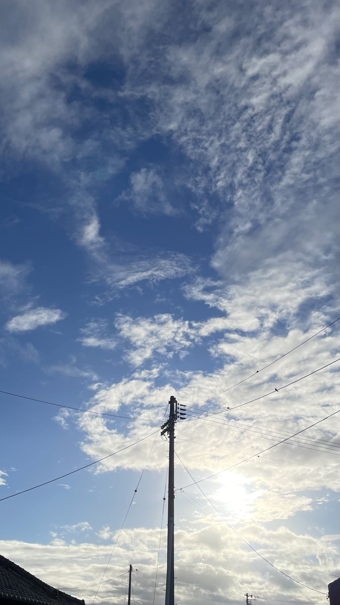 LowBox2022's tweet image. #写真好きな人と繋がりたい
#キリトリセカイ
#電線同好会
#イマソラ
これから天気は下り坂のような6:30の朝…おはようございます( ¨̮ )