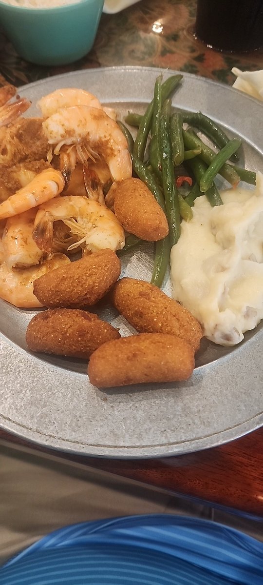 kris21054's tweet image. Seafood buffet while at the beach. Yes please! (2nd plate, 1st plate had fried clams, lobster ravioli, hush puppies & fried chicken). #teacher #clearthelist