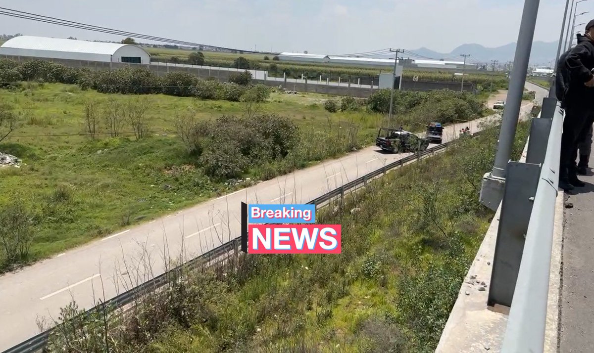 HalconOnce's tweet image. ACCIDENTE DEJA UNA PERSONA SIN VIDA..
En la autopista al aeropuerto #FelipeAngeles se registró un choque múltiple la tarde de hoy a la altura de la salida a Ojo de Agua en el municipio de #Tonanitla.
Entre los involucrados un #motociclista quien salió proyectado cayendo de un…