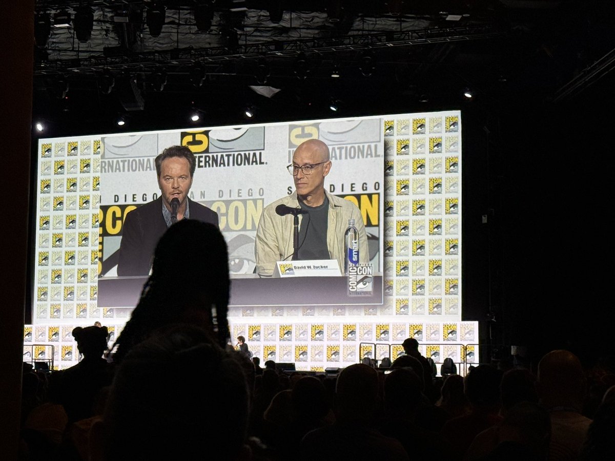 vaguelynerdypod's tweet image. Asked about a possible ‘ALIEN VS PREDATOR’ collaboration in the future, Noah Hawley praises Dan Trachtenberg and says “Can’t we all just get along?” 😂🥳 #AlienEarth #SDCC #SDCC2025 #HallH