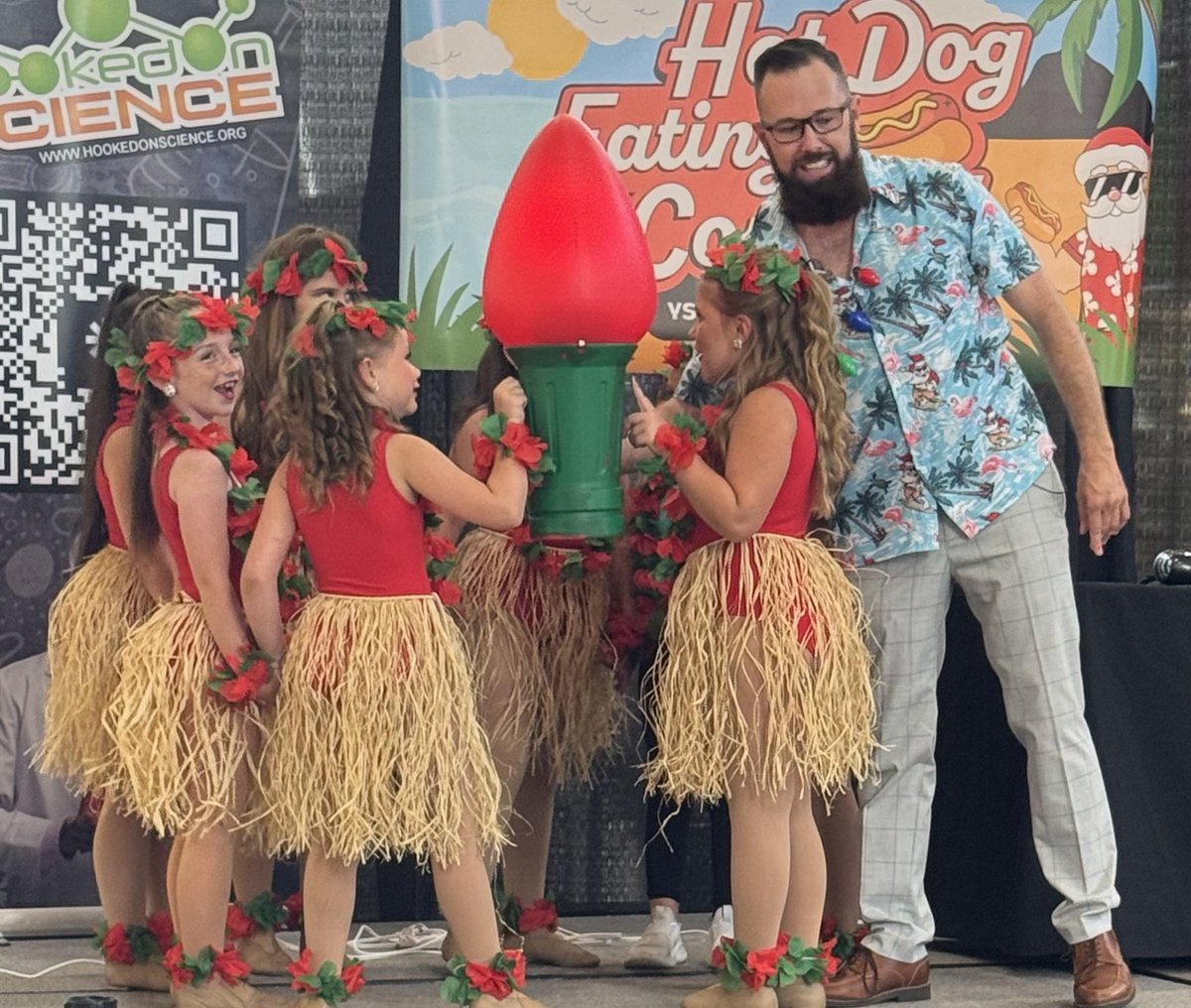STEMLabOnTheGo's tweet photo. Christmas in July fun, with Eastwood Mall Complex and @JimmyWfmj, on @21WFMJ, during WFMJ Today. #HookedOnScience #MrScience #Science #STEM #ChristmasInJuly #SantaScience https://t.co/3ghdC9zalF