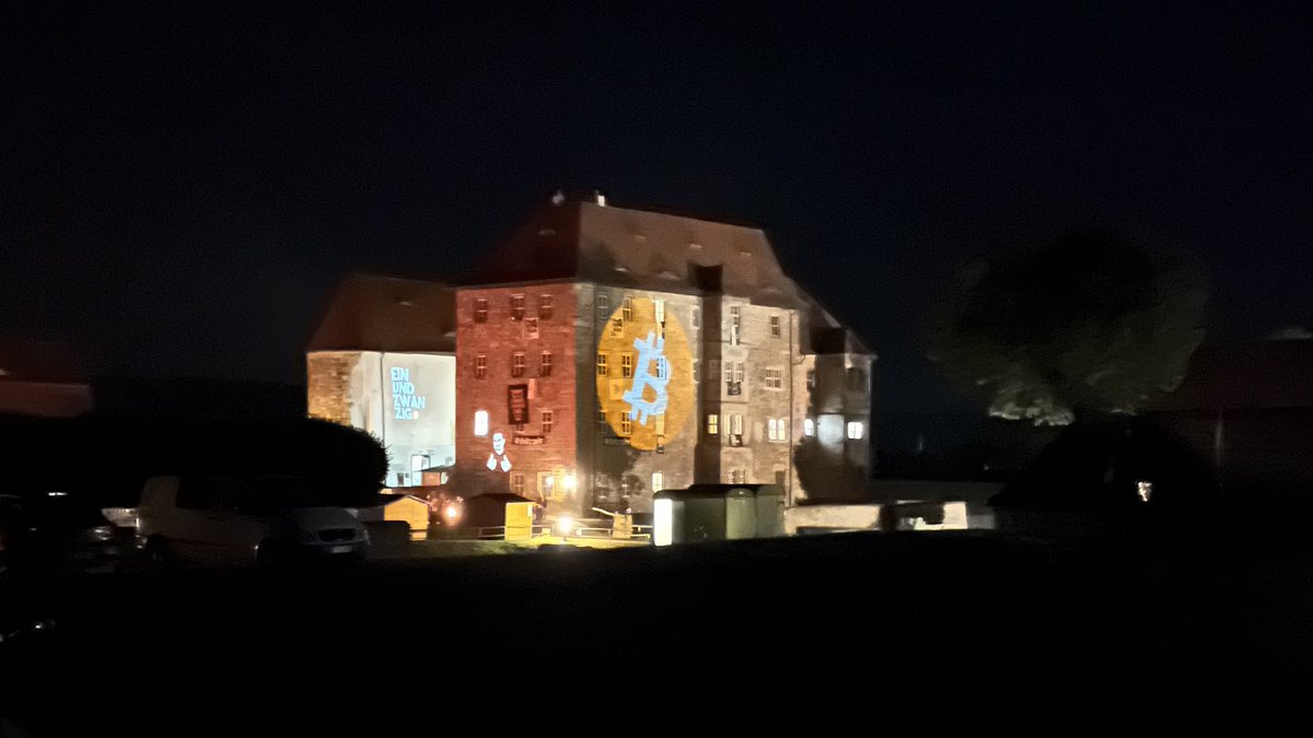 Let's color the world orange! 🏰🍊