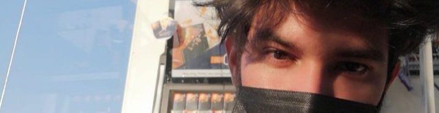 رافع حاجبه ومحد عاجبه