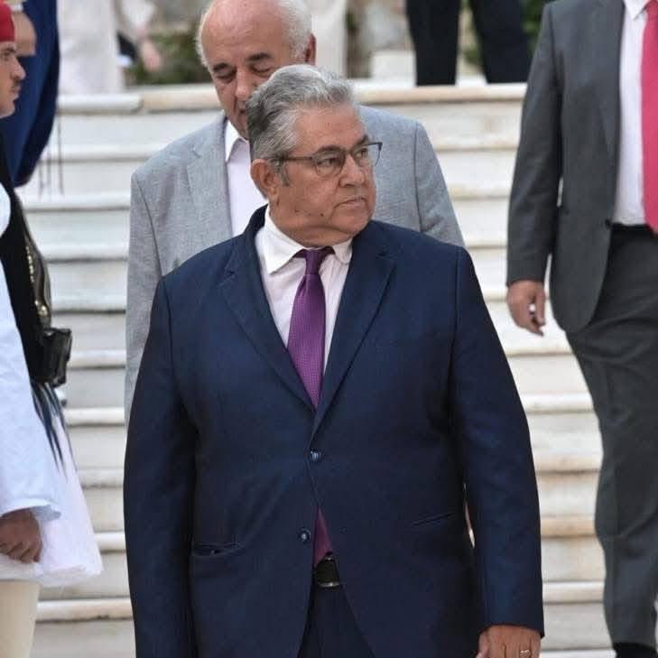 wwwmolwnlavecom's tweet image. Βρωμοκομμουνια ..δεν του κλείνει το φερμουάρ από τη μάσα του κνίτη με τα ρόλεξ!!
