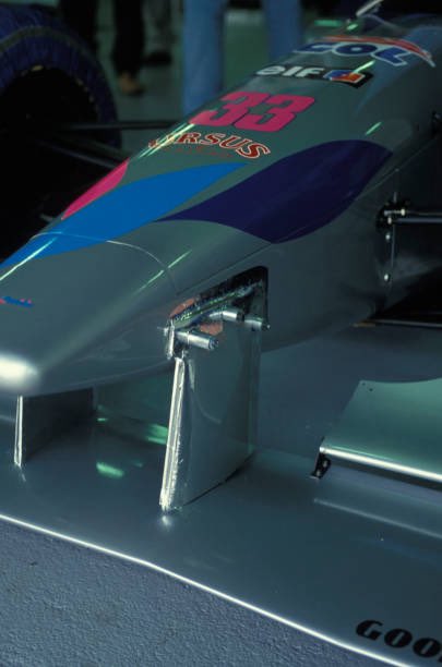 QuickNickRacing's tweet image. ようこそ、1994年の地獄F1「パシフィックPR01」の世界へ。
必殺技、フロントウイング魂のボルト留め🔩🔧