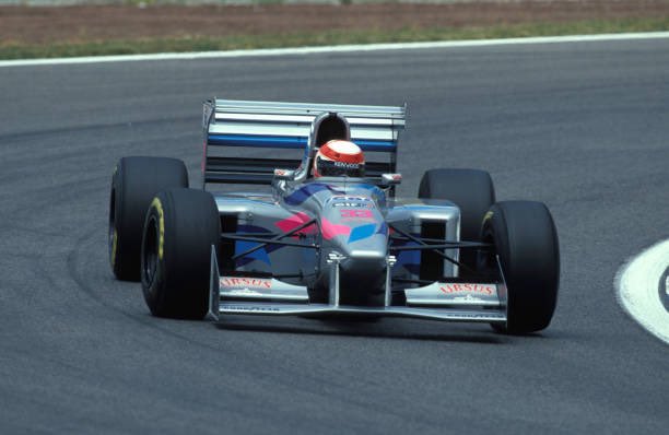 QuickNickRacing's tweet image. ようこそ、1994年の地獄F1「パシフィックPR01」の世界へ。
必殺技、フロントウイング魂のボルト留め🔩🔧