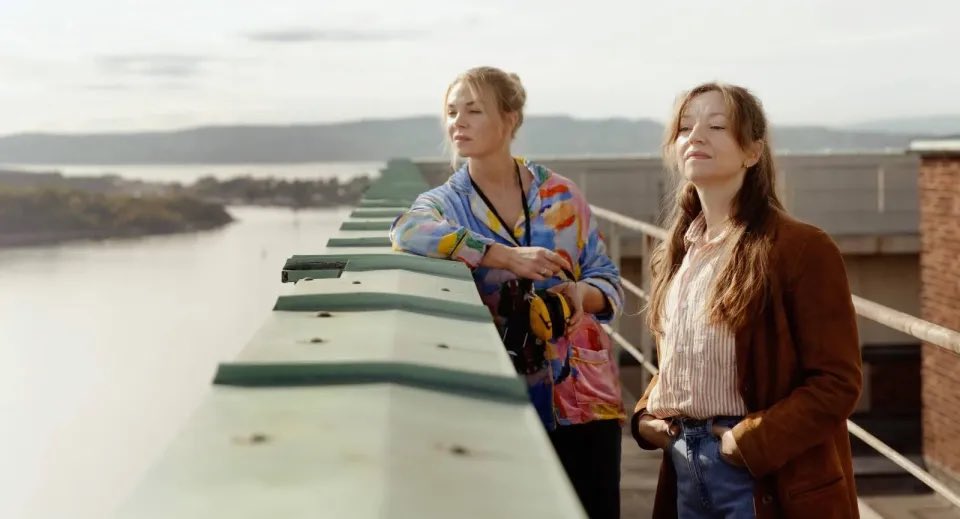 MimeOsen's tweet image. Des années que je n’avais pas vu un excellent film scandinave, et le miracle s’est produit avec Amour de Dag Johan Haugerud, de la trilogie d’Oslo. 2H de bavardages charmants, de personnages attachants. avec au cœur du dispositif un ferry en catalyseur des possibles. À voir