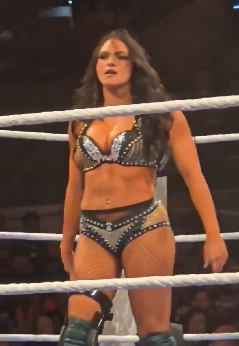 LaniEra23's tweet image. #SmackDown FOLLOW TRAIN! π¨
-Follow me I follow back
-RT
-Reply with a GIF of your favourite wrestler
-Like and follow everyone who does this