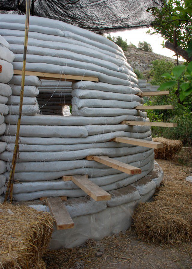 100AcreAdvHawk's tweet image. Construction methods, Hyper Adobe And, Earth Bag construction.
There are quite a number of videos out there on earth bag building and hyper Adobe. If I ever move myself to a desert region similar to Observer Ranch in Colorado, I would definitely want to look at this building…