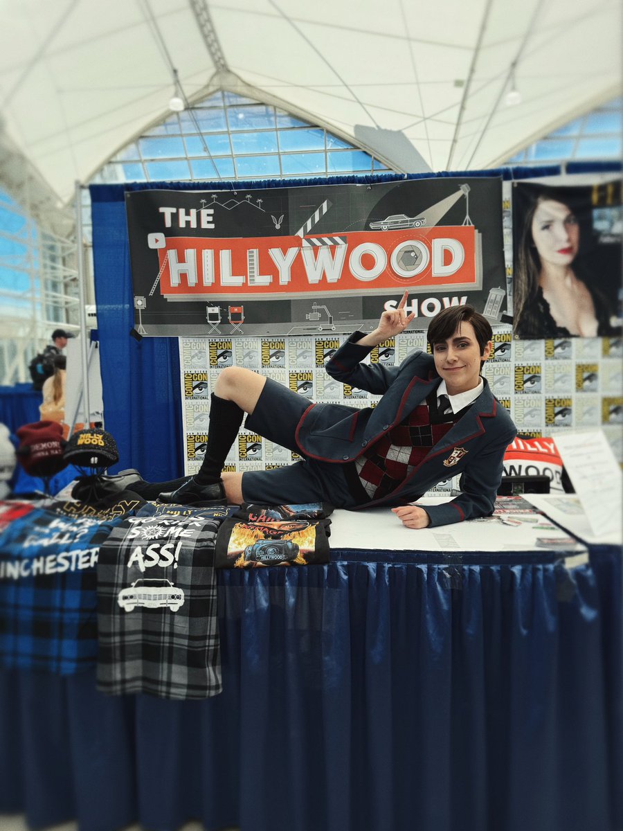 HillywoodShow's tweet photo. The year is “2020-FIVE” & HILLYWOOD HAS JUST JUMPED INTO #SDCC25! 5️⃣☂️ Come meet Hillywood TODAY in the Sails Pavilion (AA18) from 2:30pm - 6:30pm for Autographs, Selfies, Merch & a decent cup of coffee? 😉☕️ Don’t waste time, come on by! 🕔#TheUmbrellaAcademy #NumberFive https://t.co/tmHqpeFVDb