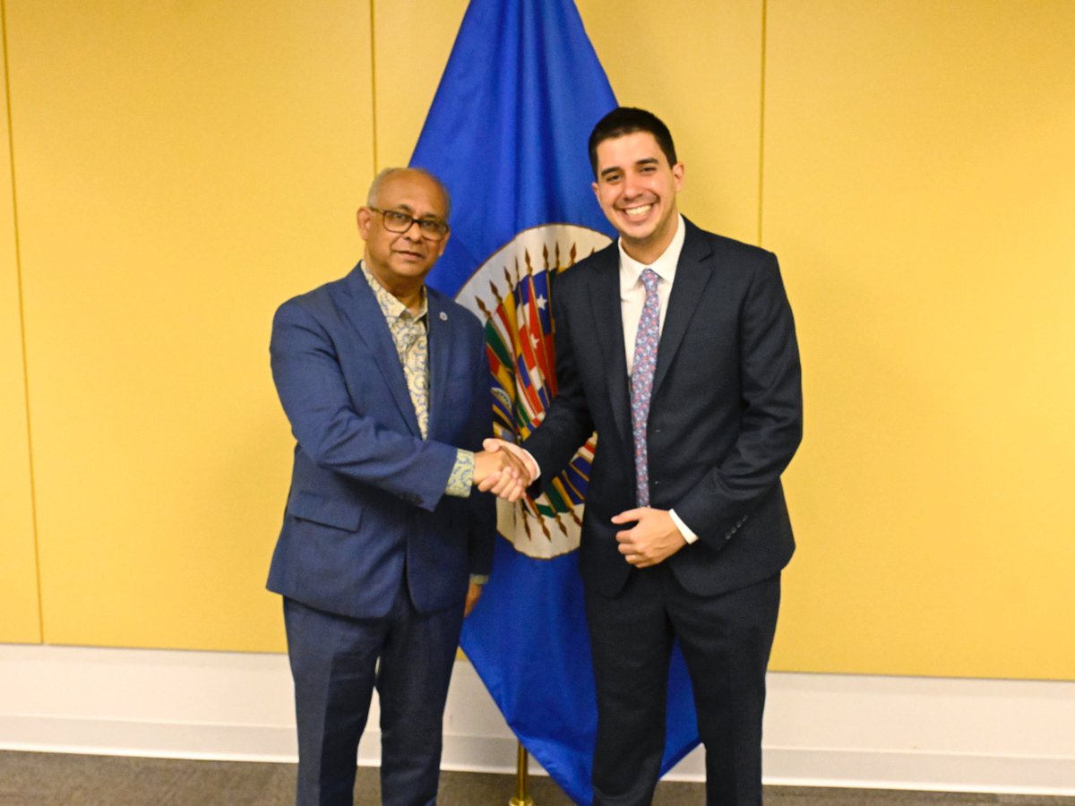 felipepaullier's tweet image. It was a real pleasure to meet @SG_OEA_OAS Albert Ramdin 🤝. Grateful for his leadership and strong commitment to elevating youth issues across the organization 💪. Looking forward to the exciting collaborations ahead through @OEA_Inclusion! 🚀🇺🇳 #YouthLead