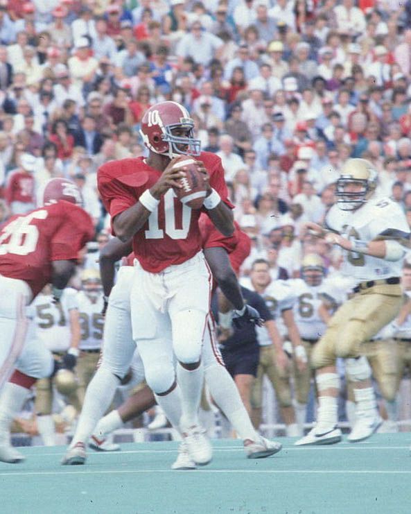 UAAlumniAssoc's tweet image. The late Vince Sutton has been honored with a street named after him in his hometown of LaGrange, Georgia. ❤️ Sutton was an ’89 Bama alum and the second Black quarterback in Crimson Tide history.