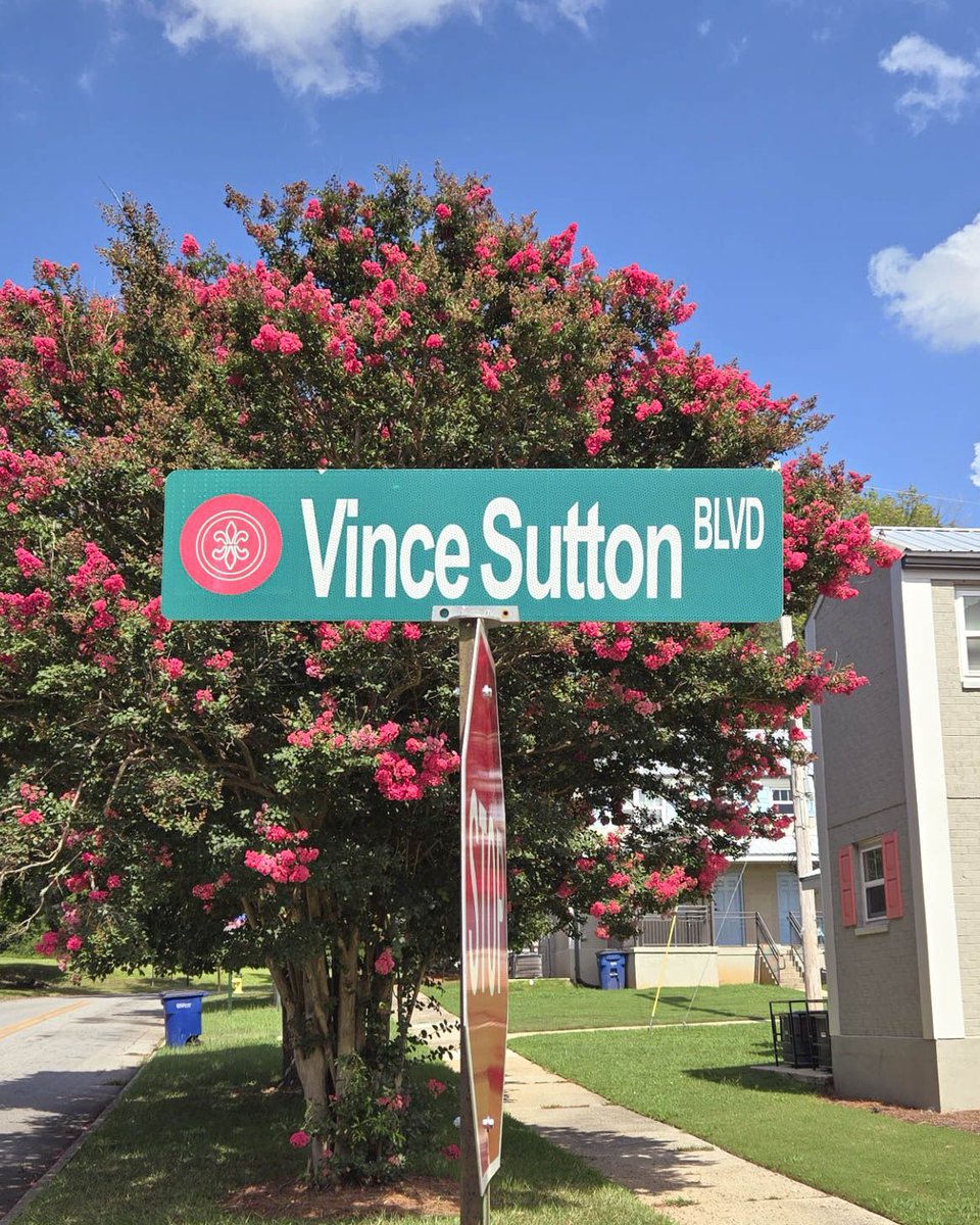 UAAlumniAssoc's tweet image. The late Vince Sutton has been honored with a street named after him in his hometown of LaGrange, Georgia. ❤️ Sutton was an ’89 Bama alum and the second Black quarterback in Crimson Tide history.
