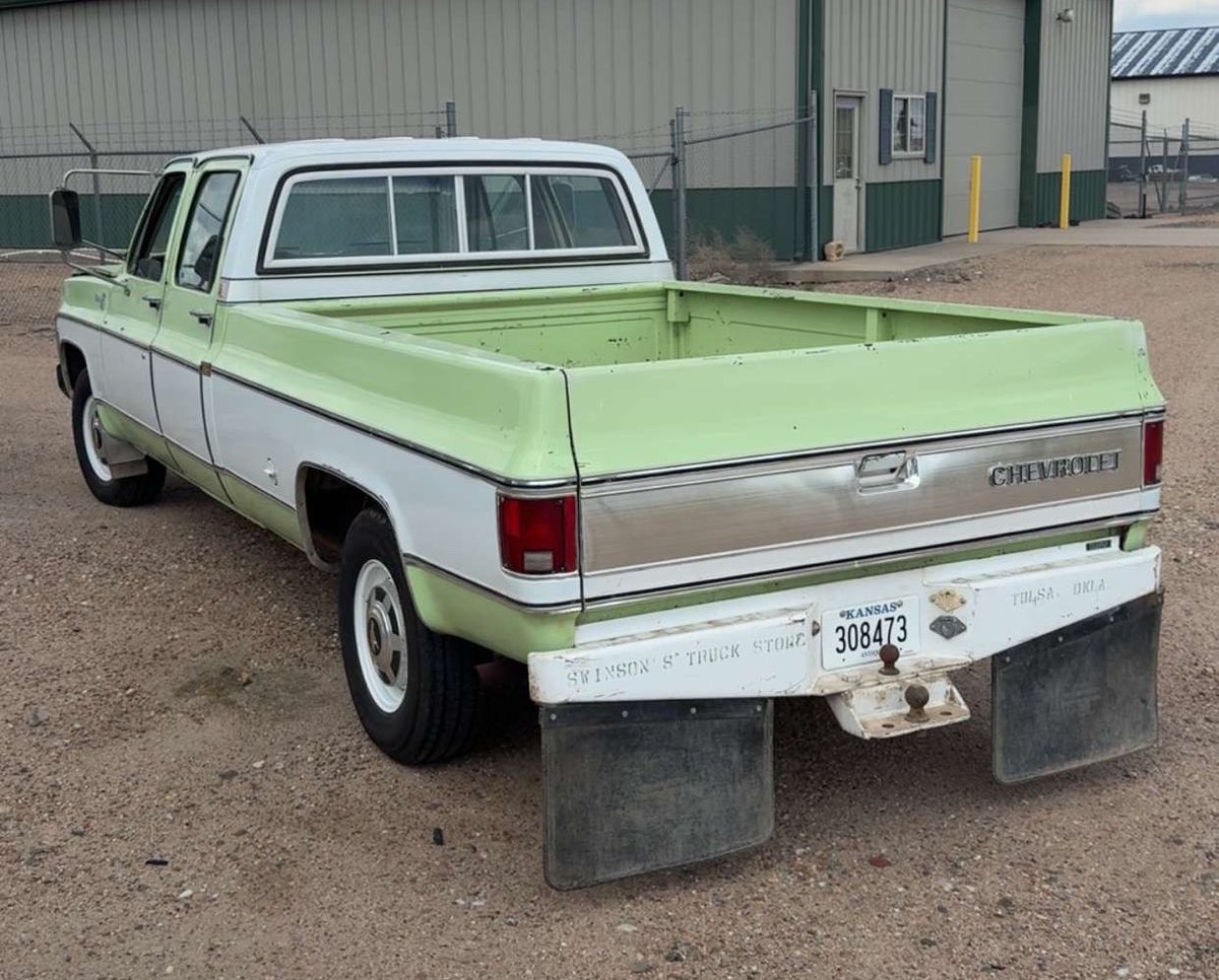 tmonteIH's tweet image. My friend Mike in Garden City has all the fun stuff. Was to busy talking and forgot to get photos of the Oliver 990 he was wrenching on.