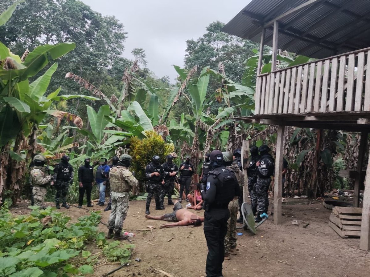 FFAAECUADOR's tweet image. 🔴#Esmeraldas || Fuerzas Armadas a través del Bloque de Seguridad en coordinación con personal militar profesional de la Fuerza Tarea Conjunta Esmeraldas, ejecutó una operación militar de ámbito interno en el sector Taseche del cantón #Atacames de la provincia de Esmeraldas,…