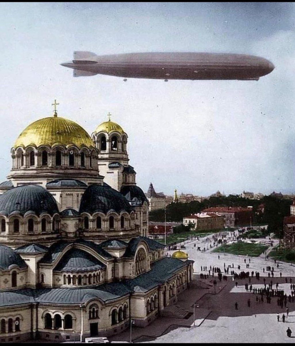 Old technology - October 1929, a Zeppelin above the St. Alexander Nevsky Cathedral in Sofia, Bulgaria 🇧🇬