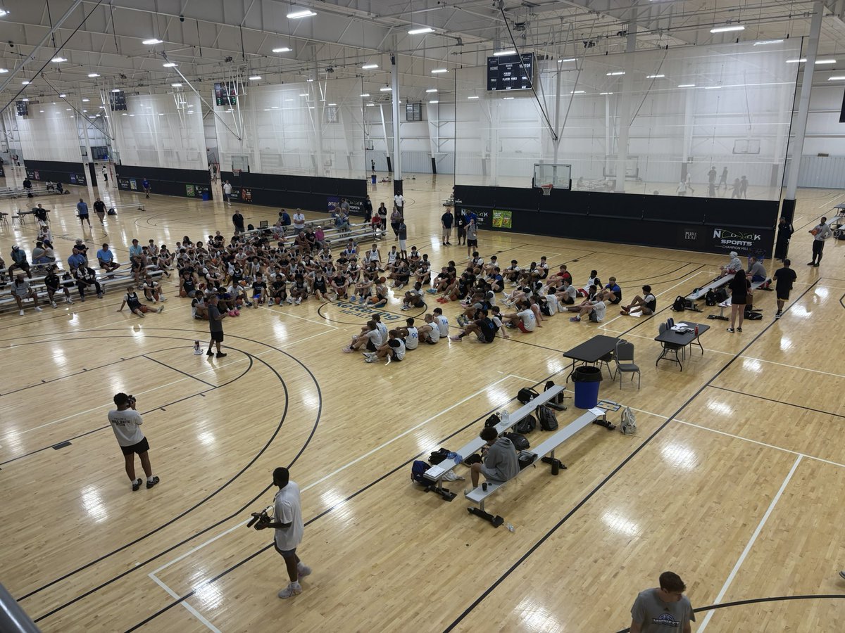 _MikeRoth's tweet image. Here at the @BleacherProspec showcase at the Spooky Nook facility in Hamilton, Ohio.
Top performers will be shouted out on @PrepHoopsOH in the coming days.
Lots of college coaches in attendance already, showcase about to tip off