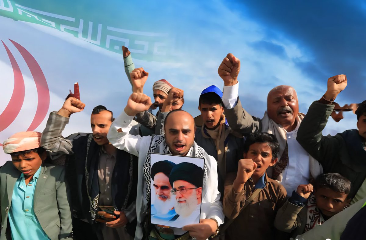 alkumaim_m's tweet image. الحوثي وفلسطين… كذبة كبرى وراية خادعة!
منذ اليوم الأول لانقلابه على الدولة، رفع الحوثي شعار "نصرة فلسطين"... لكنه في الواقع استغل القضية لتثبيت مشروعه الطائفي لا أكثر.
أول ما فعله بعد احتلال صنعاء:
▪️أغلق الجمعيات الخيرية التي كانت تجمع التبرعات لأهل غزة.
▪️صادر صناديق الدعم…