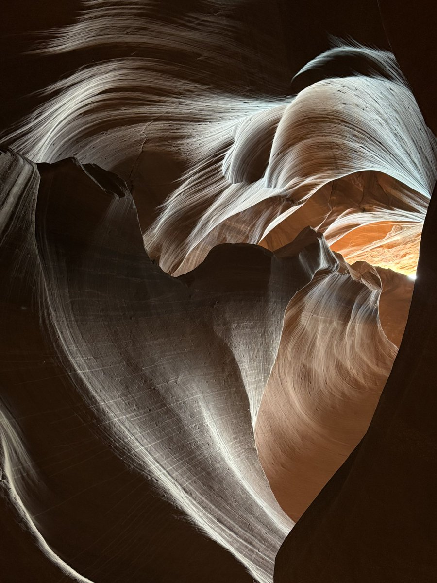 blondebroker1's tweet image. Enjoying the day in Arizona 4 wheeling, hiking Antelope Canyon and boating at Lake Powell.
Entrance, heart, antelope and the last picture is fire or more recognizable as one of the Windows screen savers. 🧡One of the neatest canyons I’ve seen.