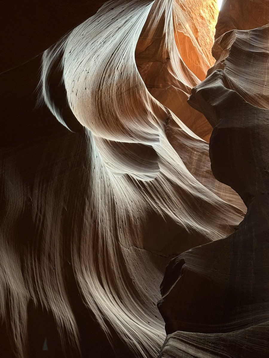 blondebroker1's tweet image. Enjoying the day in Arizona 4 wheeling, hiking Antelope Canyon and boating at Lake Powell.
Entrance, heart, antelope and the last picture is fire or more recognizable as one of the Windows screen savers. 🧡One of the neatest canyons I’ve seen.