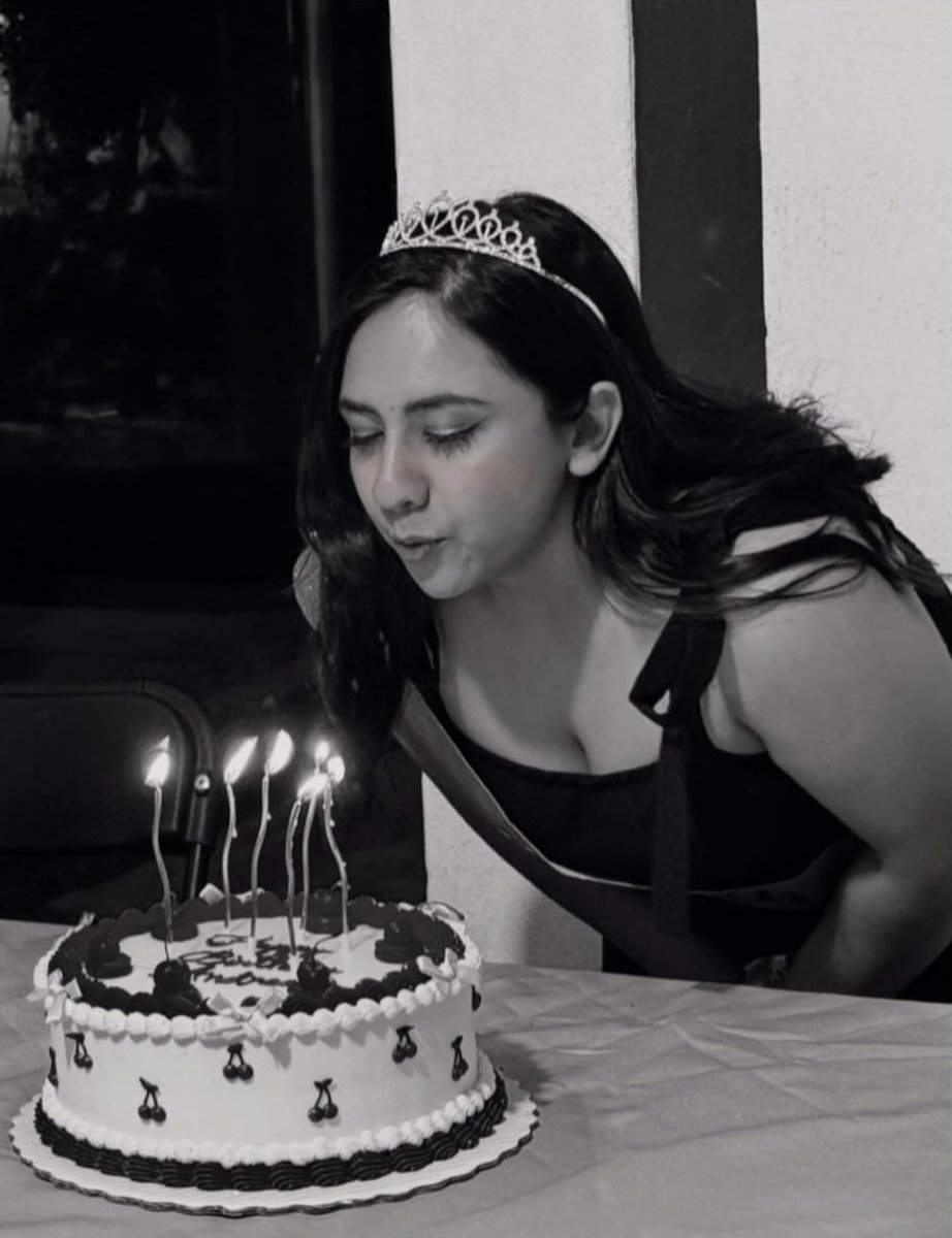 hildrea's tweet image. Primera vez festejando mi cumple ✨