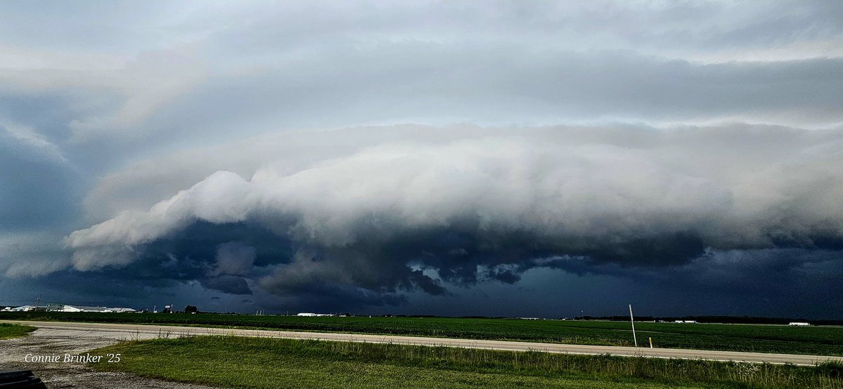 PAStormTrackerz's tweet image. Beautiful storm near London, OH. Just had a radar indicated tor warning that has since been dropped. #ohwx #wxtwitter @NWSILN