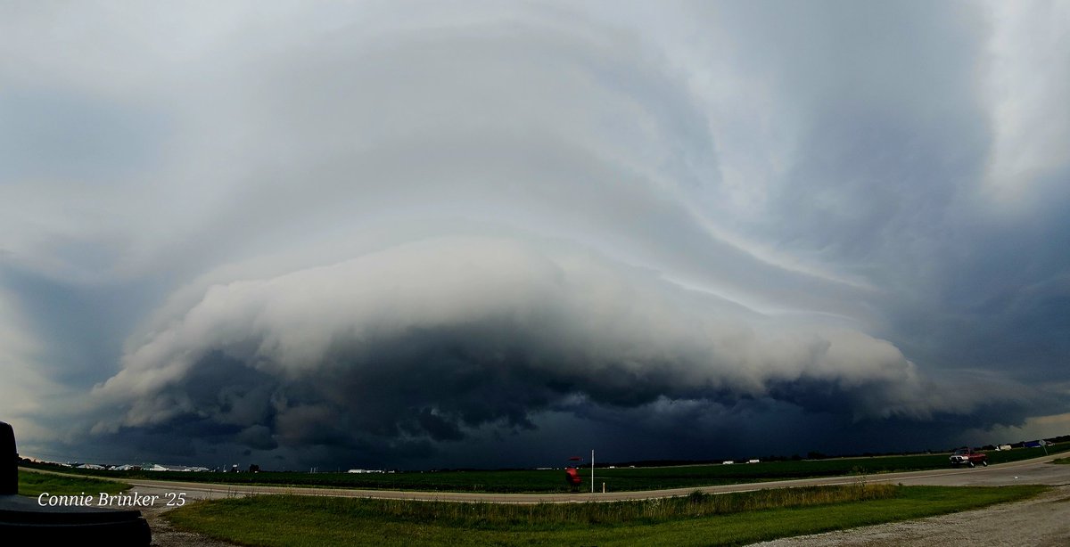 PAStormTrackerz's tweet image. Beautiful storm near London, OH. Just had a radar indicated tor warning that has since been dropped. #ohwx #wxtwitter @NWSILN