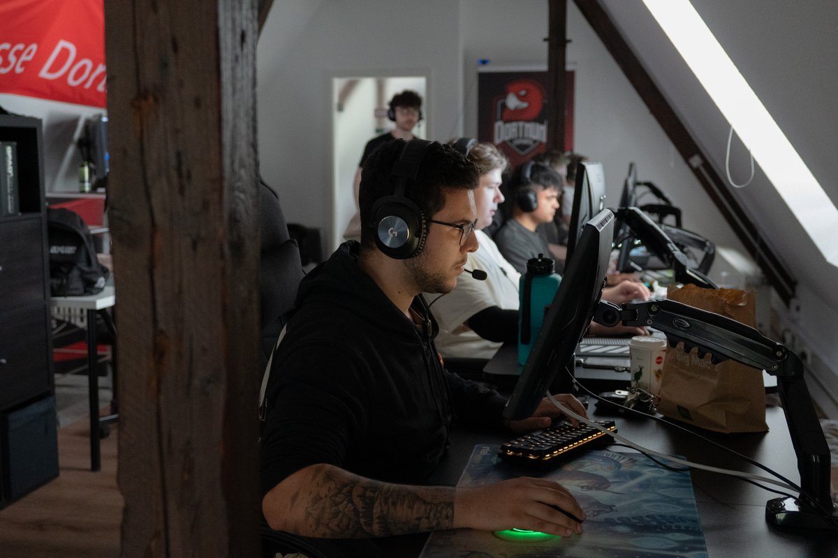 Gestern hat unser CS2 Team am  Friday Night Cup - 22 teilgenommen 🔥Leider haben wir die 2. Runde knapp verloren, aber die Vorbereitungen für die nächste #DACHCS Saison laufen 🤝

#Dortmundesports #CS2 #Vereinsheim