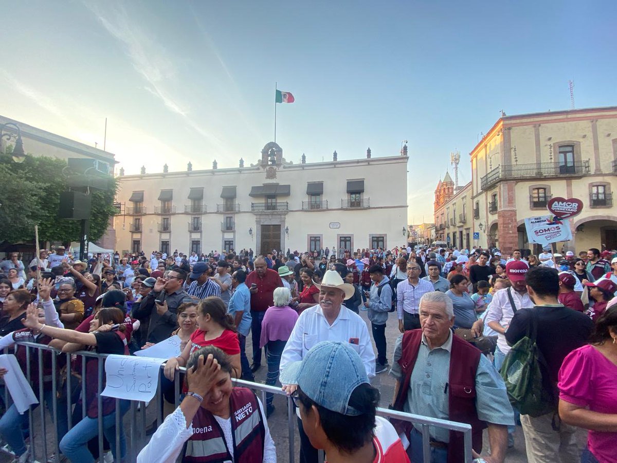 AlertaQro's tweet image. 🟤🟤 Tendrá #Morena evento político 🪧📢 para cerrar filas rumbo a #elecciones de 2027
🗣️ El presidente del senado, Gerardo Fernández dijo que reunirá a Santiago Nieto, Gilberto Herrera, Luis Humberto Fernández y Beatriz Robles
Te contamos aquí ⤵️
wp.me/p8iMZT-XkC