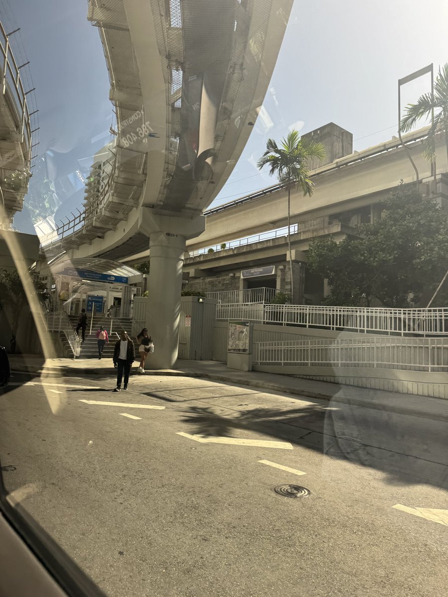 EmilyDempsey's tweet image. Too hot to walk to my meeting this afternoon in heels so I took an uber. 🤷🏼‍♀️