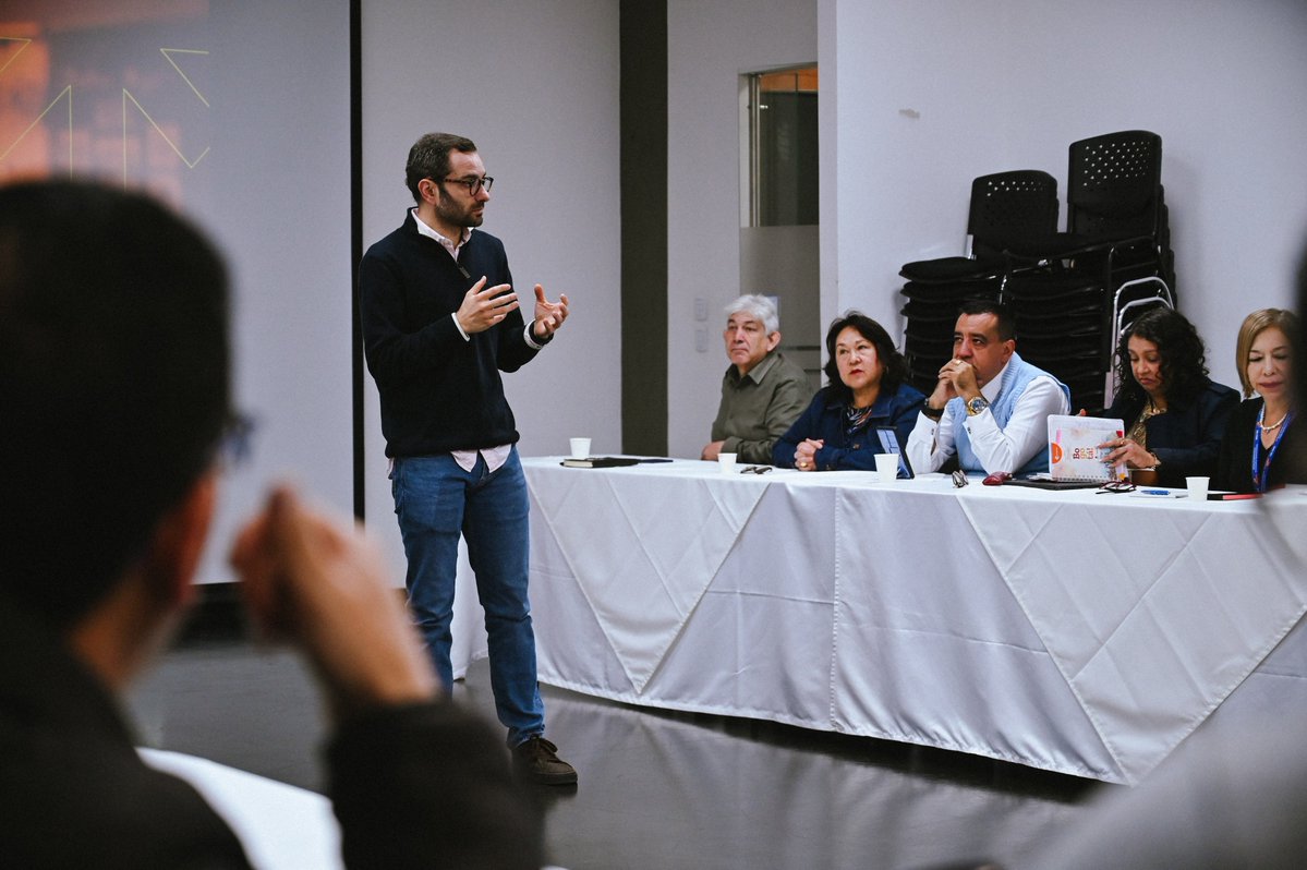 Educacionbogota's tweet image. El subsecretario de Integración Interinstitucional, @DiegoEscallonA, lideró la Mesa Distrital de Rectores, un espacio de diálogo en el que se abordaron temas prioritarios como las situaciones de violencia en los colegios, la finalización del calendario escolar y la conectividad y…