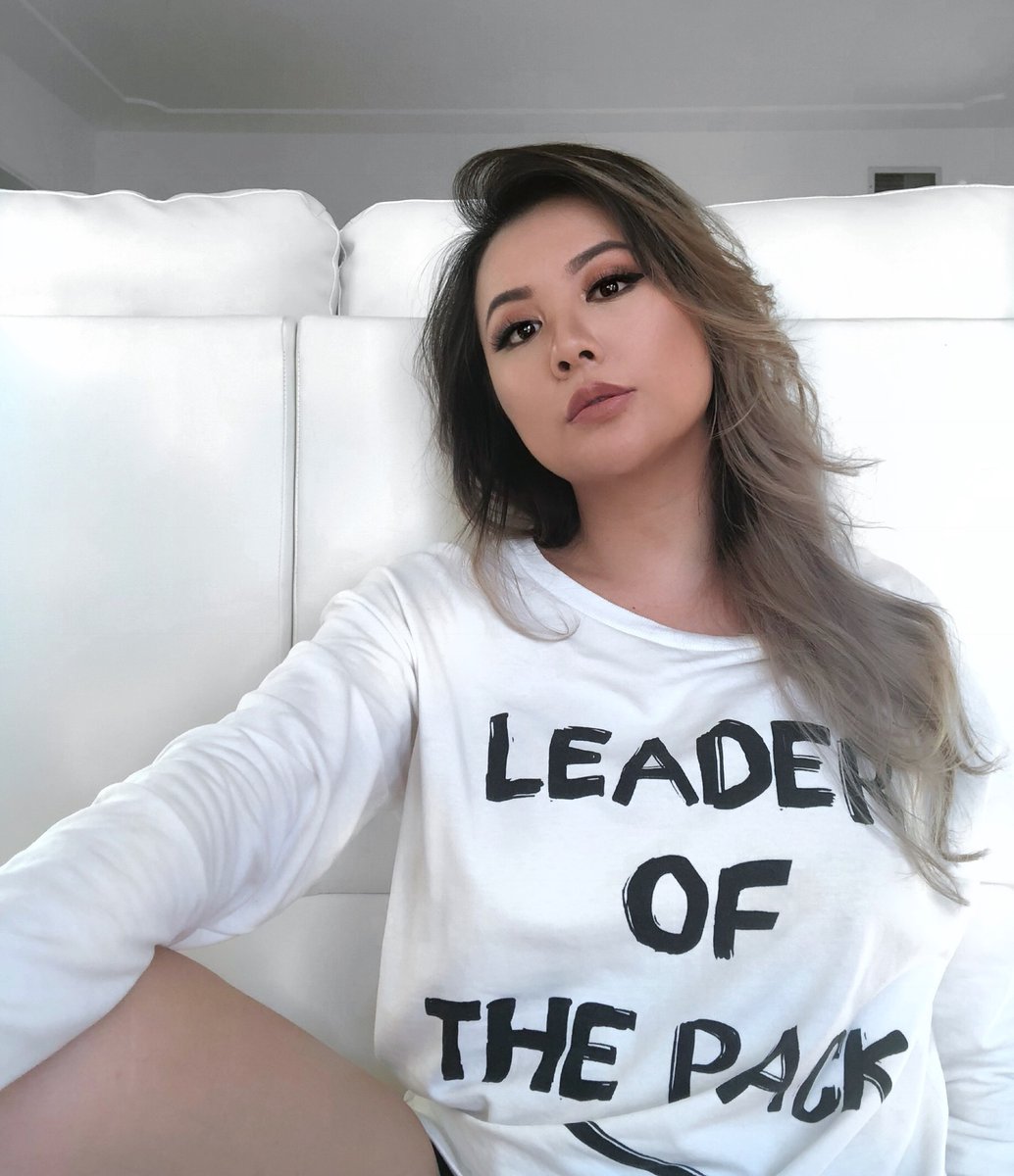 FlyQuest's tweet image. Happy Birthday to the one and only @MissGinaDarling!
We couldn't find any one to cosplay as Date Everything! characters so we hope this post will be enough!