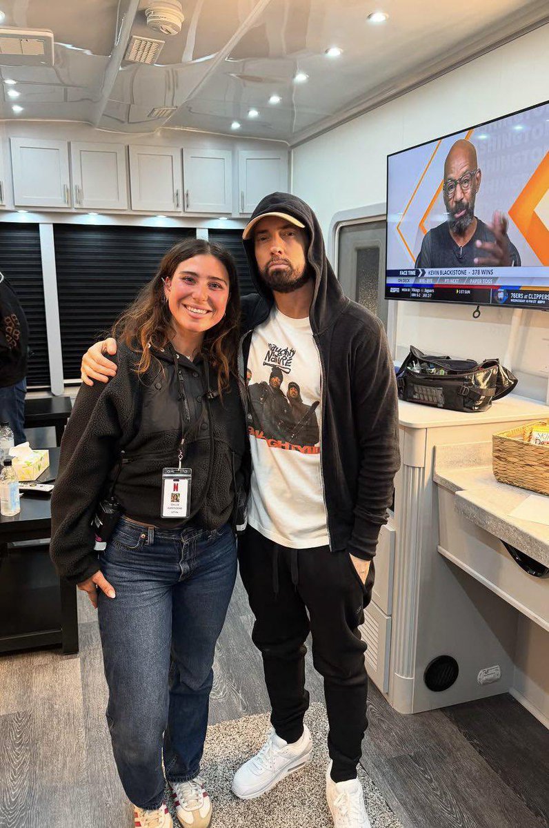 sshadysupport's tweet image. Eminem backstage during the filming of Happy Gilmore 2, back in 2024.