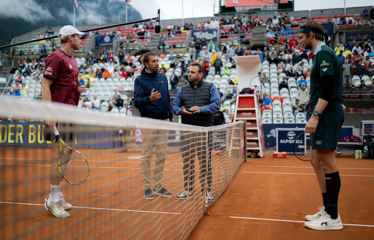 ATPTour_ES's tweet image. Ganas el sorteo: ¿Eliges empezar sacando o restando? 😏
#GeneraliOpen
