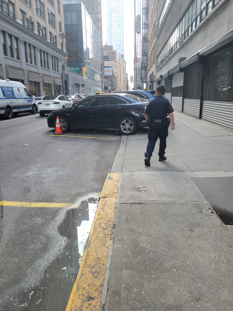 placardabuse's tweet image. We see your underlings out here, @JohnMChell, misusing @NYPDnews resources under your "leadership" to make sure that only the "right" people are getting away with breaking the law.
#CultureOfCorruption
#NYPDinsurrection
#NYPDcriminals