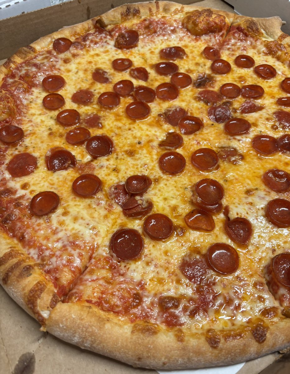 britrose3's tweet image. Let this pepperoni pizza with extra cheese take you into the weekend 😌